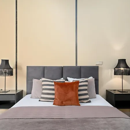 Majestic -150m2 With Iconic Market Square View As R506 Apartment